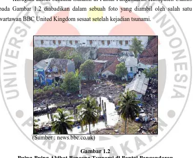 Gambar 1.2 Puing-Puing Akibat Bencana Tsunami di Pantai Pangandaran 