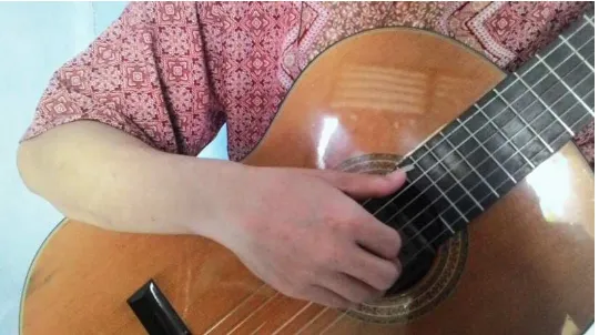 Gambar 3. Posisi tangan kanan dalam bermain gitar klasik  (sumber: dokumentasi Bahrudin 2015)