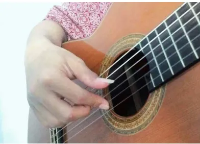 Gambar 4. Posisi tangan kiri dalam bermain gitar klasik  (sumber: dokumentasi Bahrudin 2015)