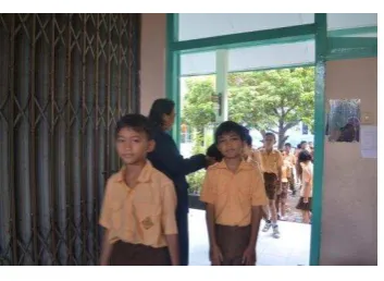 Gambar 5. Guru tersenyum menata 