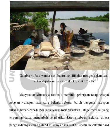 Gambar 4: Para wanita membantu memilih dan mengeringkan ikan  