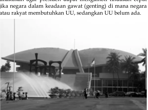 Gambar 2.1 Gambar 2.1 Gambar 2.1 Gambar 2.1 Gambar 2.1 Gedung MPR/DPR Pusat di Senayan, JakartaDi gedung inilah presiden membahas Rancangan UU bersama DPR