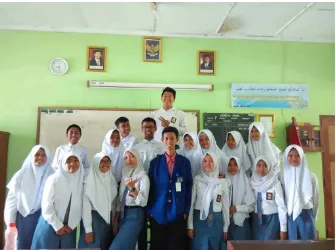 Gambar 18: Kembersamaan siswa Kelas XD setelah pertemuan materi terakhir usai 