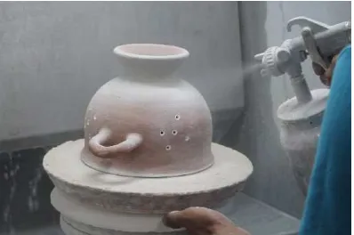 Gambar 33. Proses Pengglasiran Keramik dengan Teknik Semprot(Sumber: Dokumentasi Tim Peneliti, 2015)