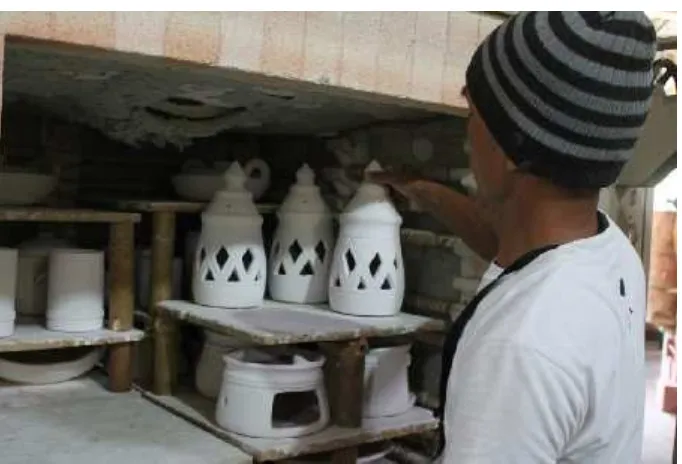 Gambar 34. Benda Keramik yang Telah Ditata dalam Tungku Bakar(Sumber: Dokumentasi Tim Peneliti, 2015)