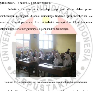 Gambar 4.5 Guru memberikan penjelasan materi pada multimedia pembelajaran  