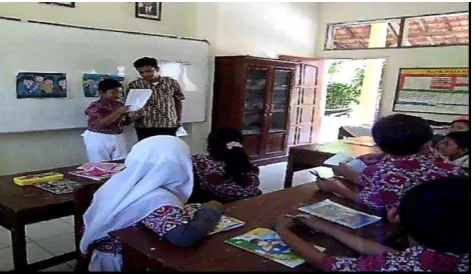 Gambar 4.3 Guru membimbing diskusi kelompok 
