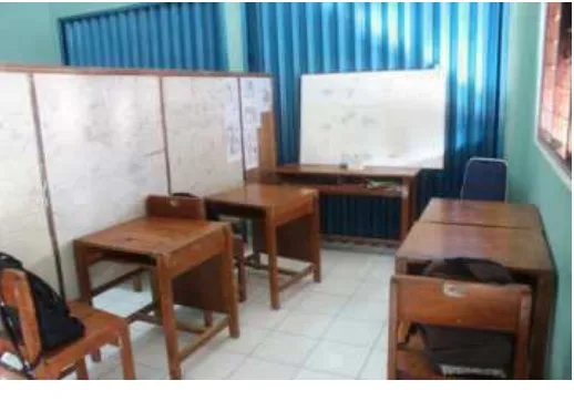 Gambar 1. Ruang kelas II SDLB terdapat 3 buah kursi dan 3 buah meja siswa, 1 meja guru dan kursi guru, papan tulis, dan papan penyekat antar pembeda kelas