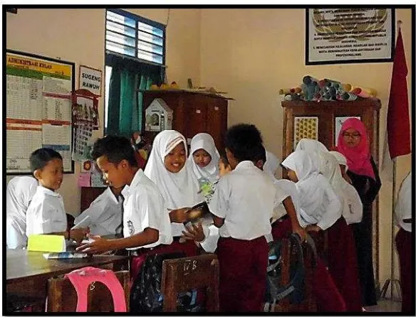 Gambar 14. Suasana ketika siswa mengambil buku yang ada di rak kelas untuk membaca senyap 