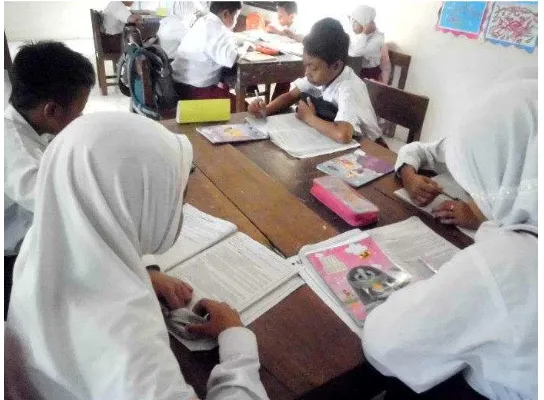 Gambar 5. Siswa membaca buku sesuai dengan yang diperintahkan guru (Selasa, 12 Mei 2015) 