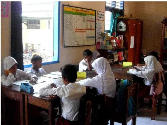 Gambar 6. Suasana ketika siswa langsung membaca dan siswa yang  melihat sekitar terlebih dahulu sebelum membaca (Selasa, 12 Mei 2015) 