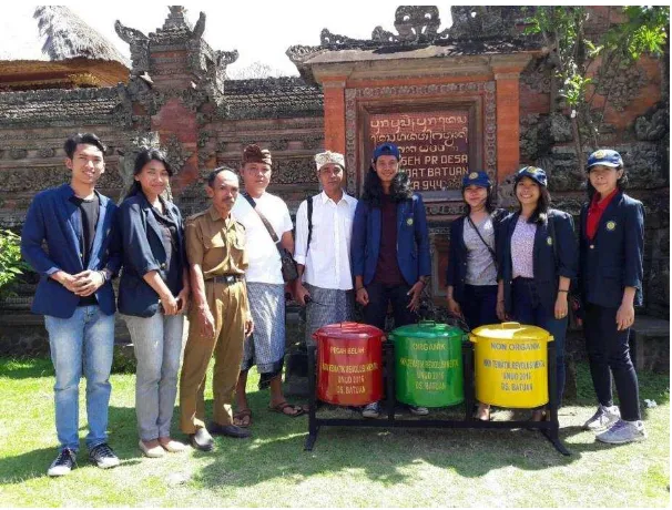 Gambar 3.7 Penyerahan Tong Sampah di Pura Desa Adat Batuan 