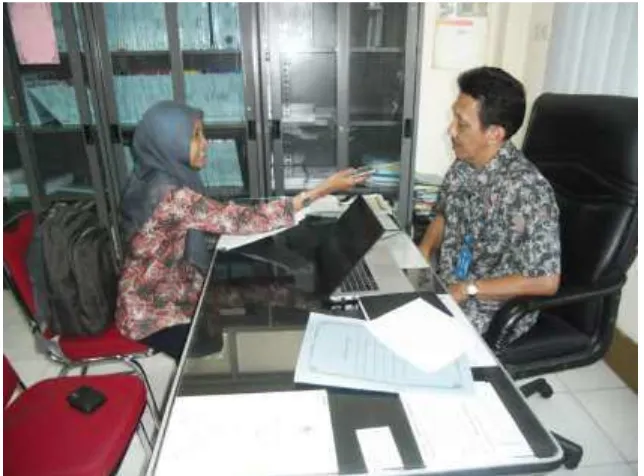 Gambar 5. Wawancara dengan Kepala Seksi Program dan Evaluasi (Ibu Dra. Kriswardani)  (Sumber: BLKI Semarang, 2014) 