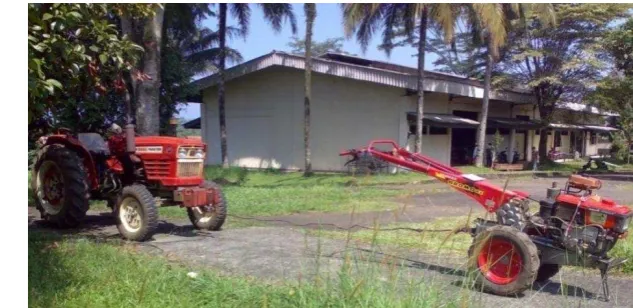 Gambar 8. Traktor uji menarik traktor beban 