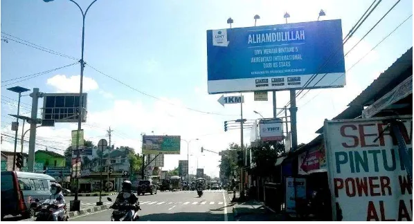 Gambar 1. Billboard UMY di perempatan Gamping 