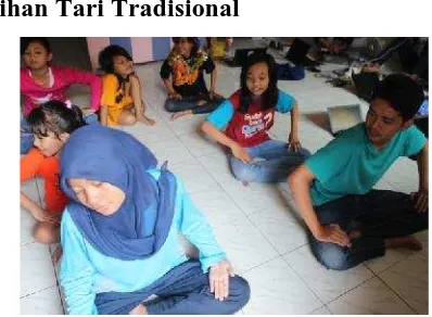 Gambar 16. Melatih menari anak-anak dengan tarian Rampak