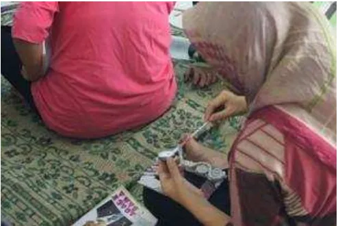 Gambar 23. Peserta melakukan pewarnaan pada kain yang telah dijumput