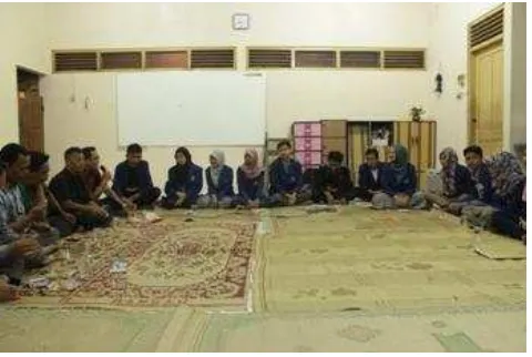 Gambar 32. Panitia masjid dan mahasiswa mendiskusikan acara Nuzulul Quran