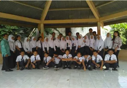 Gambar 4 : Foto bersama murid-murid kelas VIII E SMP Negeri 12 Magelang