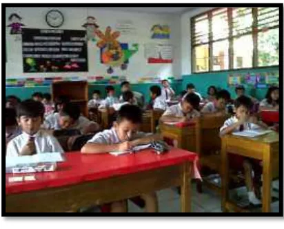 Gambar 1.2: Anak Belajar di Kelas Sumber: https://msrestyshare.wordpress.com, diakses 16 Maret 2015