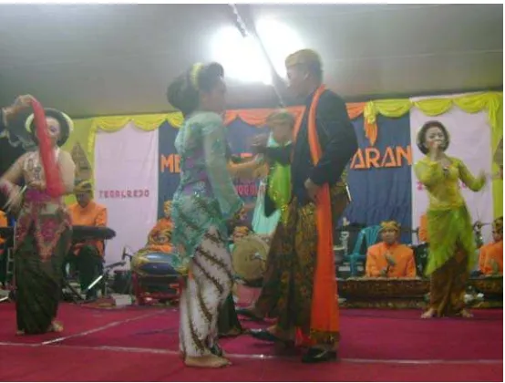 Gambar 6: Bapak Lurah Agung Pitoyo,A.P menari dengan salah seorang ledek (Foto: Wiyono, 21 Februari 2009) 