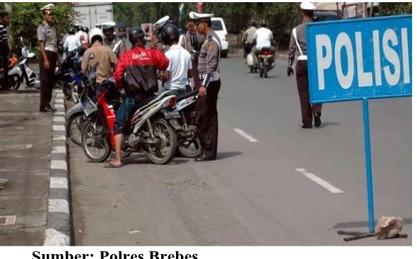 Gambar 02 Satlantas Polres Brebes melakukan pemeriksaan kendaraan yang keluar 