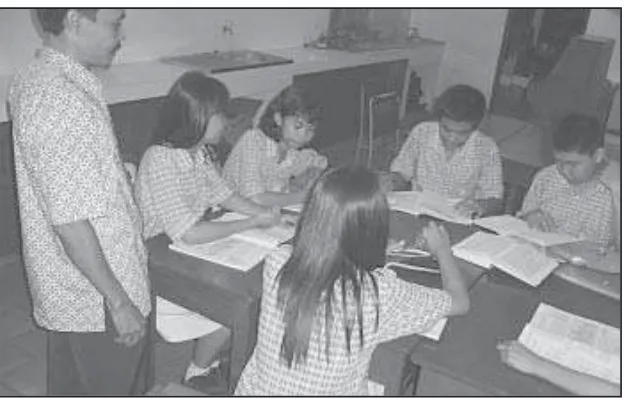 Gambar 2.5Guru sebagai motivator dalam sosialisasi di sekolah.Sumber: Dokumen Penerbit