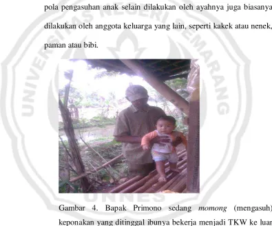 Gambar 4. Bapak Primono sedang momong (mengasuh) 