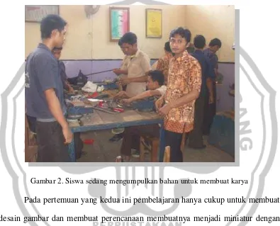 Gambar 2. Siswa sedang mengumpulkan bahan untuk membuat karya 