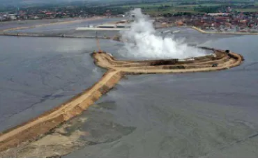 Gambar 2. 1 Semburan Lumpur Lapindo 