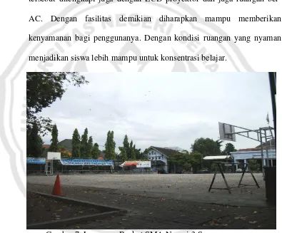 Gambar 7. Lapangan Basket SMA Negeri 3 Semarang. Sumber: Dokumentasi pribadi (Hana, 26 Juni 2011) 