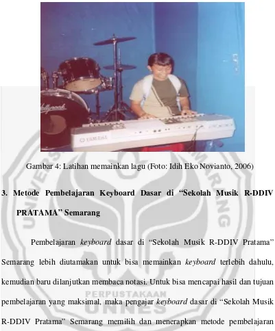 Gambar 4: Latihan memainkan lagu (Foto: Idih Eko Novianto, 2006) 