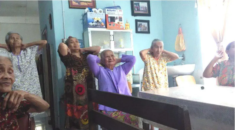 Gambar 1. Pengenalan media video senam lansia kepada lansia di Panti Wredga 
