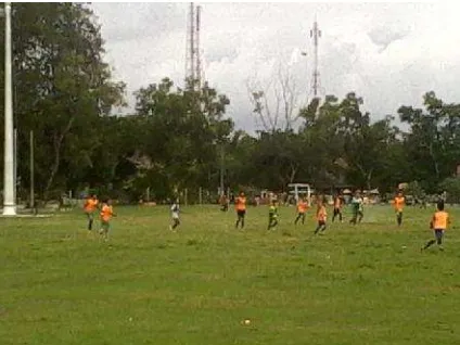 Gambar 4. Suasana latihan cabang sepak bola di alun-alun Wates