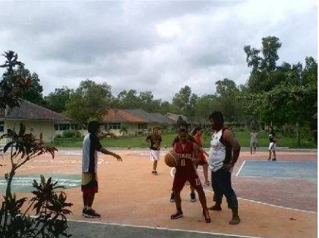 Gambar 6. Latihan cabang olahraga basket di lapangan SMA N 1 Lendah