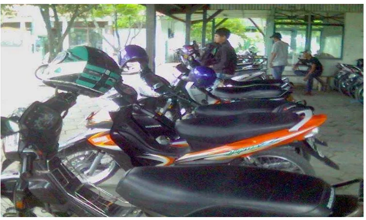 Gambar 5. Parkir Sepeda Motor   (Sumber: Dokumentasi Pribadi). 