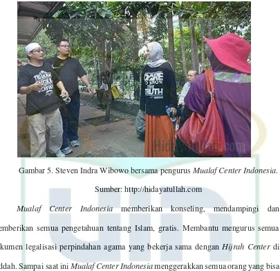 Gambar 5. Steven Indra Wibowo bersama pengurus Mualaf Center Indonesia. 