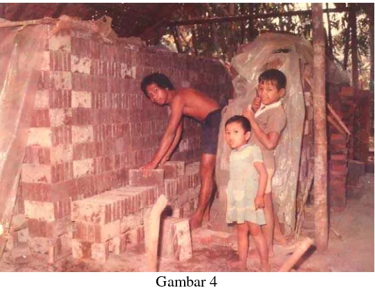 Gambar 5 Kegiatan membuat batu bata di Panggisari sekitar tahun 