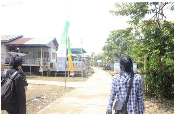 Gambar  7: Dermaga penyebrangan menuju pusat kampung Tumbit Dayak (Dokumentasi: Aspian, 16 Agustus 2014)  