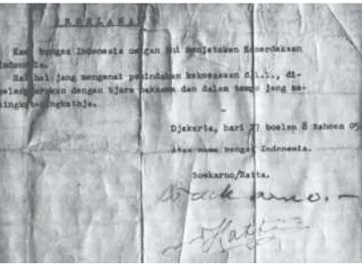 Gambar Konsep naskah Proklamasi tulisan tangan Bung Karno (atas) dan Naskah 