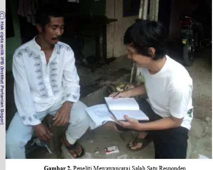 Gambar 2. Peneliti Mewawancarai Salah Satu Responden