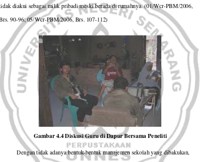 Gambar 4.4 Diskusi Guru di Dapur Bersama Peneliti 