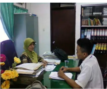 Gambar 6 : Kegiatan wawancara Peneliti dengan Ibu Suparwati salah satu informan dari masyarakat Surabaya  