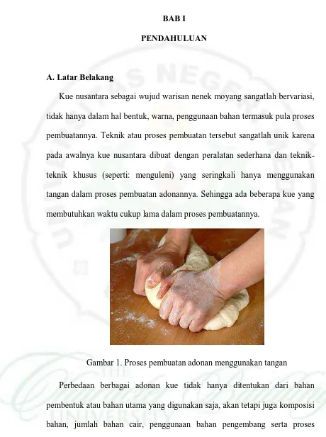 Gambar 1. Proses pembuatan adonan menggunakan tangan  