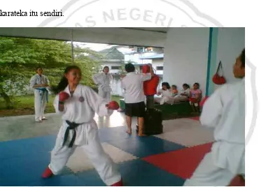 Gambar 8: Karateka Biaca Latihan Kumite di Dojo Inkanas RRI Kota Gorontalo   (Dokumentasi Peneliti: Senin 22 September 2007) Program latihan ini tidak tersusun atau tertulis, tapi ini berikan sesuai dengan 