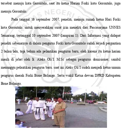 Gambar 6: Ketua Harian Forki Kota Gorontalo bersama Pelatih Wadokai (Dokumentasi Peneliti : 28 Oktober 2007) 