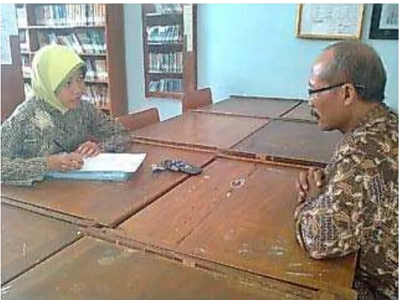 Gambar 4. Wawancara dengan Bapak Akhmad Rifai (Sumber: Foto Penelitian Tanggal 14 Januari 2011.Dok