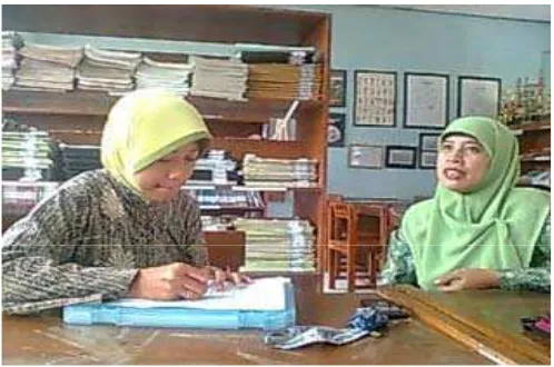 Gambar 11. Wawancara dengan ibu Siti Aminatun  (Sumber: Foto Penelitian Tanggal 14 Januari 2011