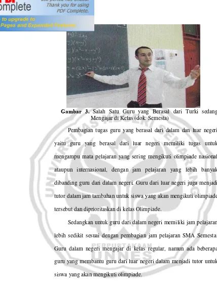 Gambar 3. Salah Satu Guru yang Berasal dari Turki sedang 