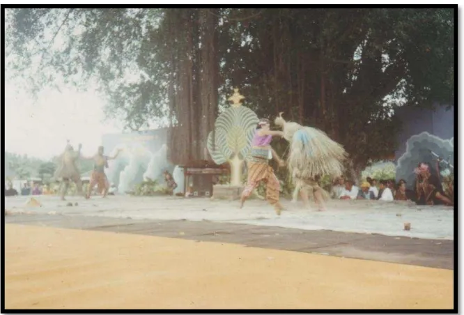 Gambar 25: Pertunjukan Dramatari Kebo Kinul dalam Festival Kesenian Rakyat se-Jawa Tengah di Borobudur Tahun 1996 